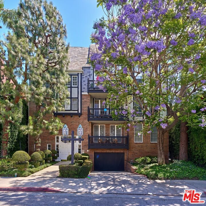 Property Photo:  420 S Barrington Ave  CA 90049 