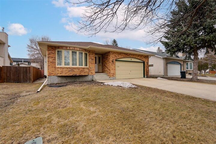 Property Photo:  8 Hookway Crescent  MB R3R 3J4 
