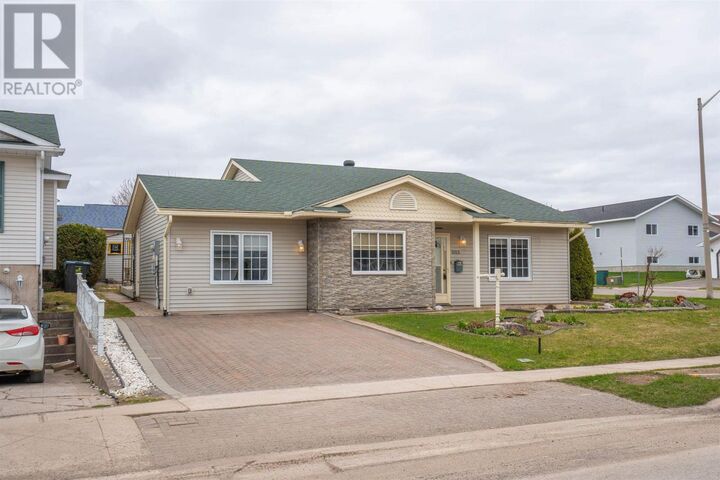 Photo de la propriété:  1015 Lake St  ON P6B 6B5 