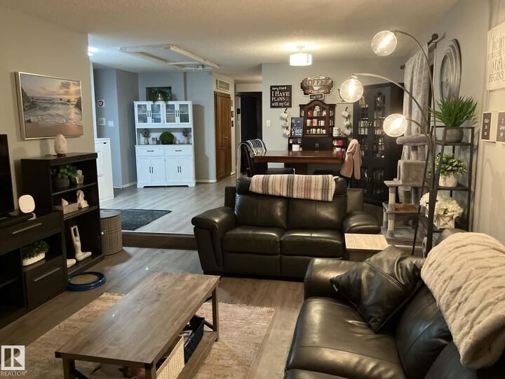 Photo de la propriété:  5721 48 Street  AB T9C 1G9 