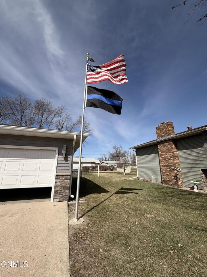 Property Photo: 1713 5 1/2 Avenue NE ND 58401