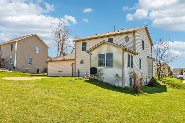 Property Photo:  1412 Stoneridge Dr  WI 53098 