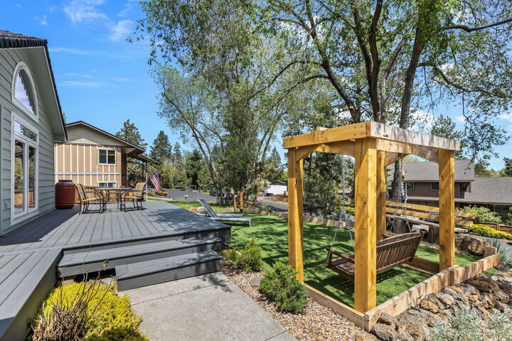 Property Photo:  2807 NE Lotno Drive  OR 97701 