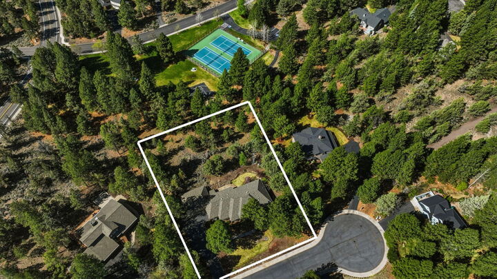 Property Photo:  1047 NW Milton Court  OR 97703 