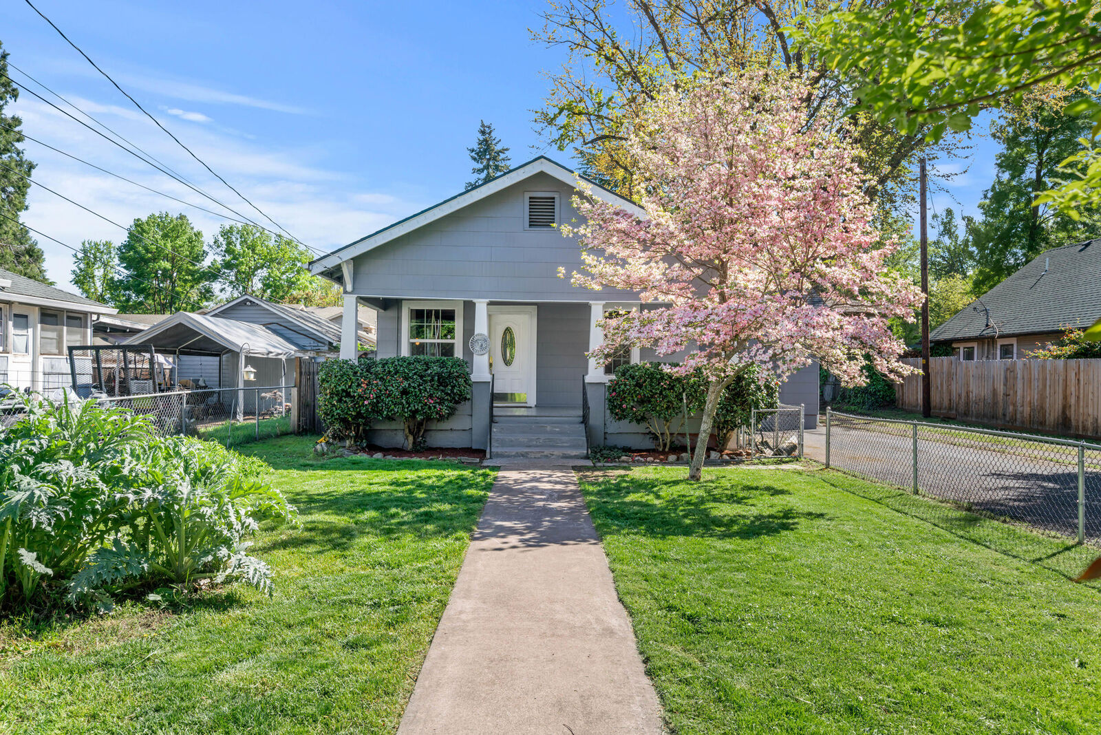 Property Photo: 1028 E 11th Street OR 97504