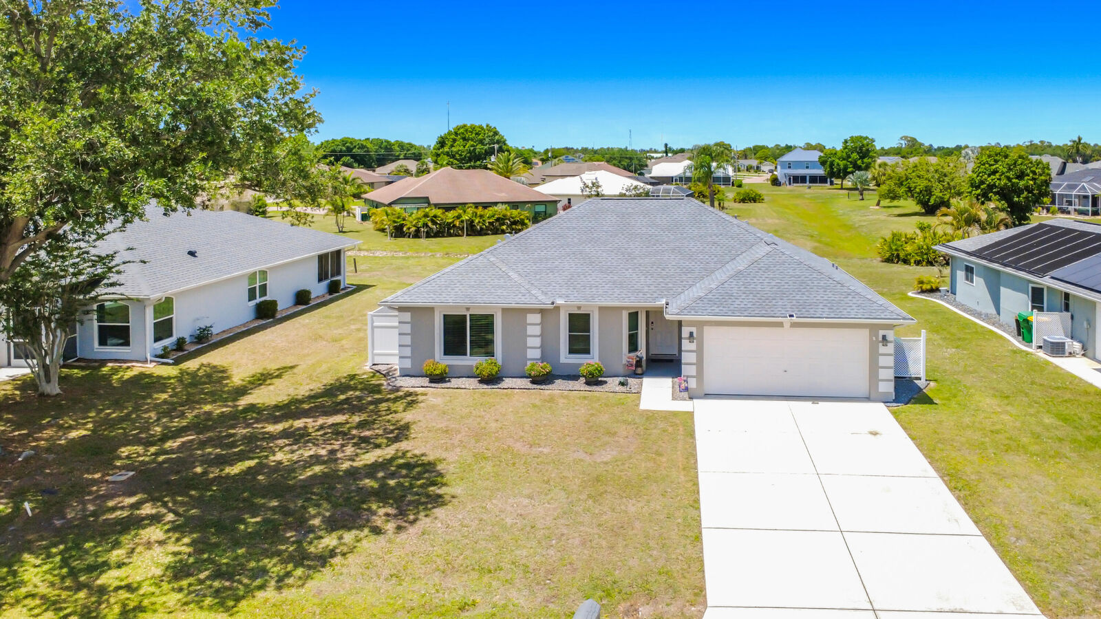 Property Photo:  1658 Blue Lake Circle  FL 33983 
