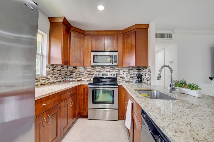 Property Photo: 468 Saxony Way FL 33446