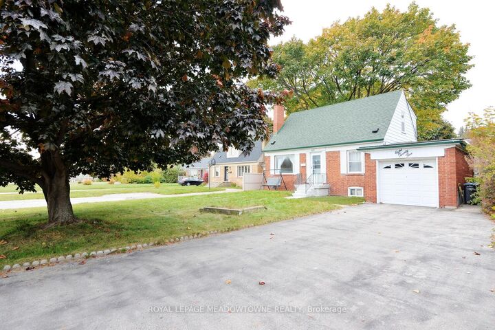 825 North Service Road — photo 1