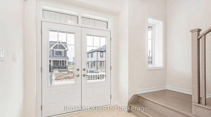 Property Photo: 72 Malcolm Crescent ON N3W 0E9