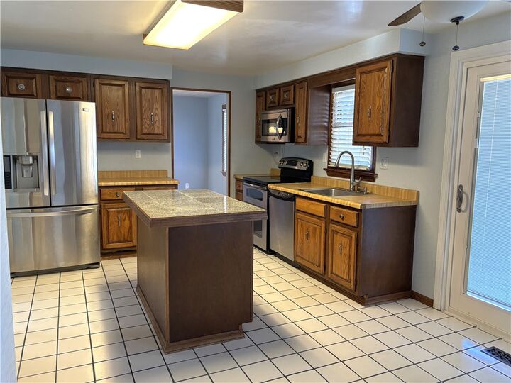 Property Photo:  1677 Hathaway Ln  PA 15241 