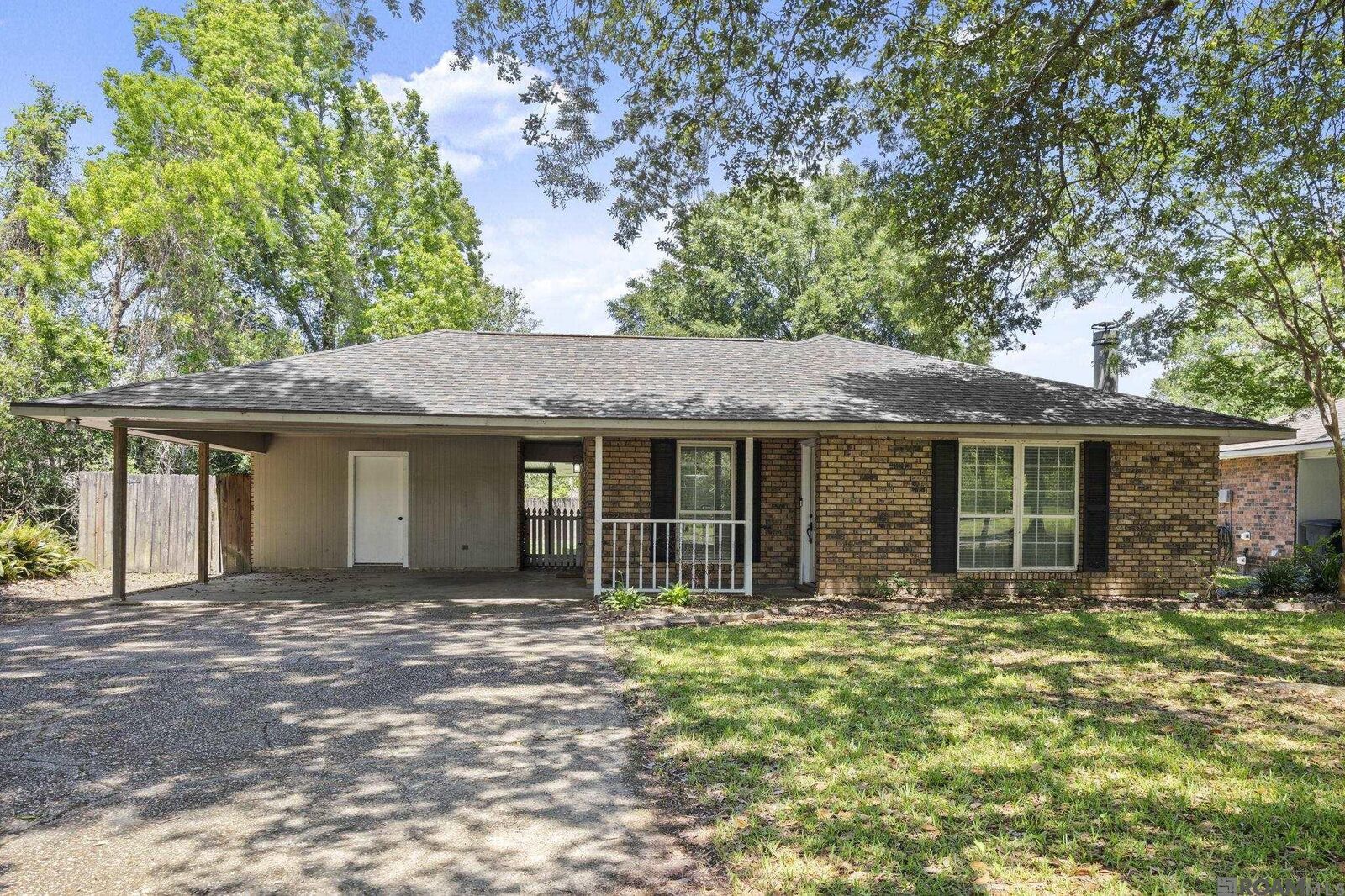 Property Photo:  16571 Doyle Dr  LA 70817 