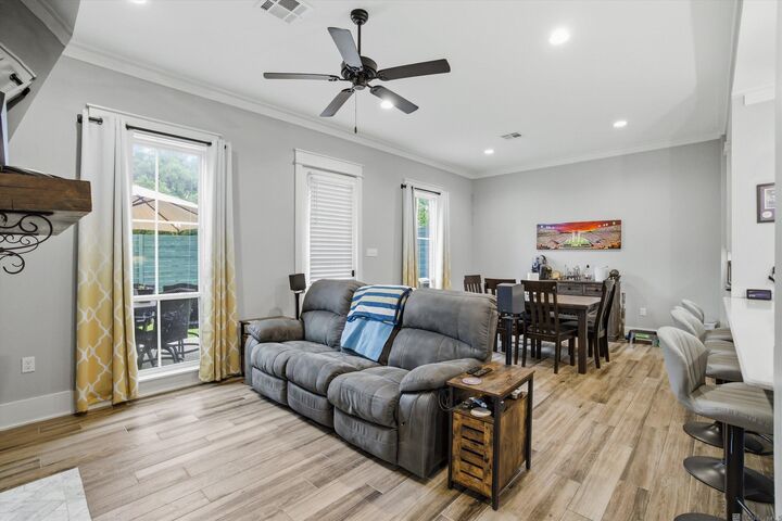 Property Photo:  421 St Thomas Ln  LA 70806 