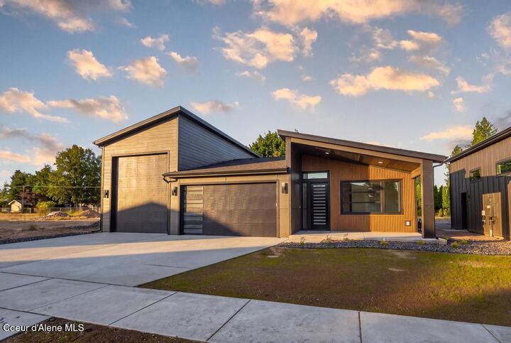 Property Photo: 11005 E 36th Dr WA 99206