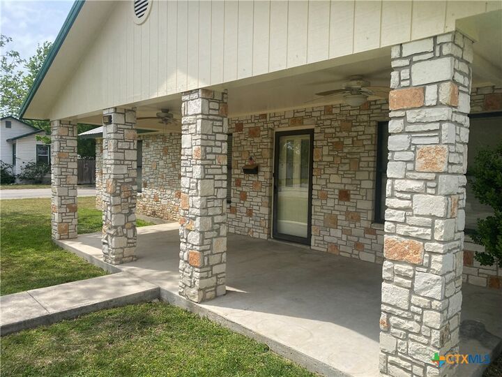 Property Photo:  1052 E Weinert Street  TX 78155 