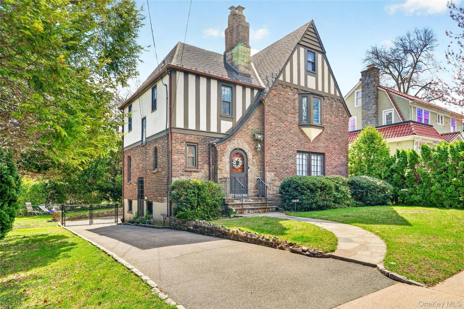 Property Photo:  307 Hollywood Avenue  NY 10707 