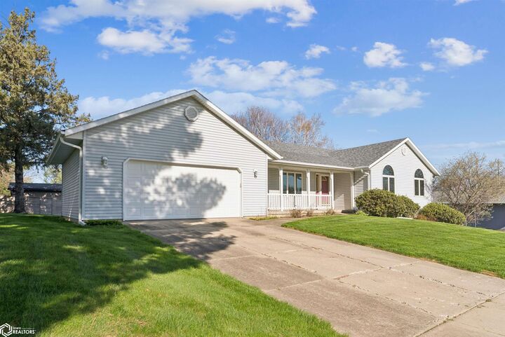 Property Photo:  2103 Wakefield Drive  IA 50158 