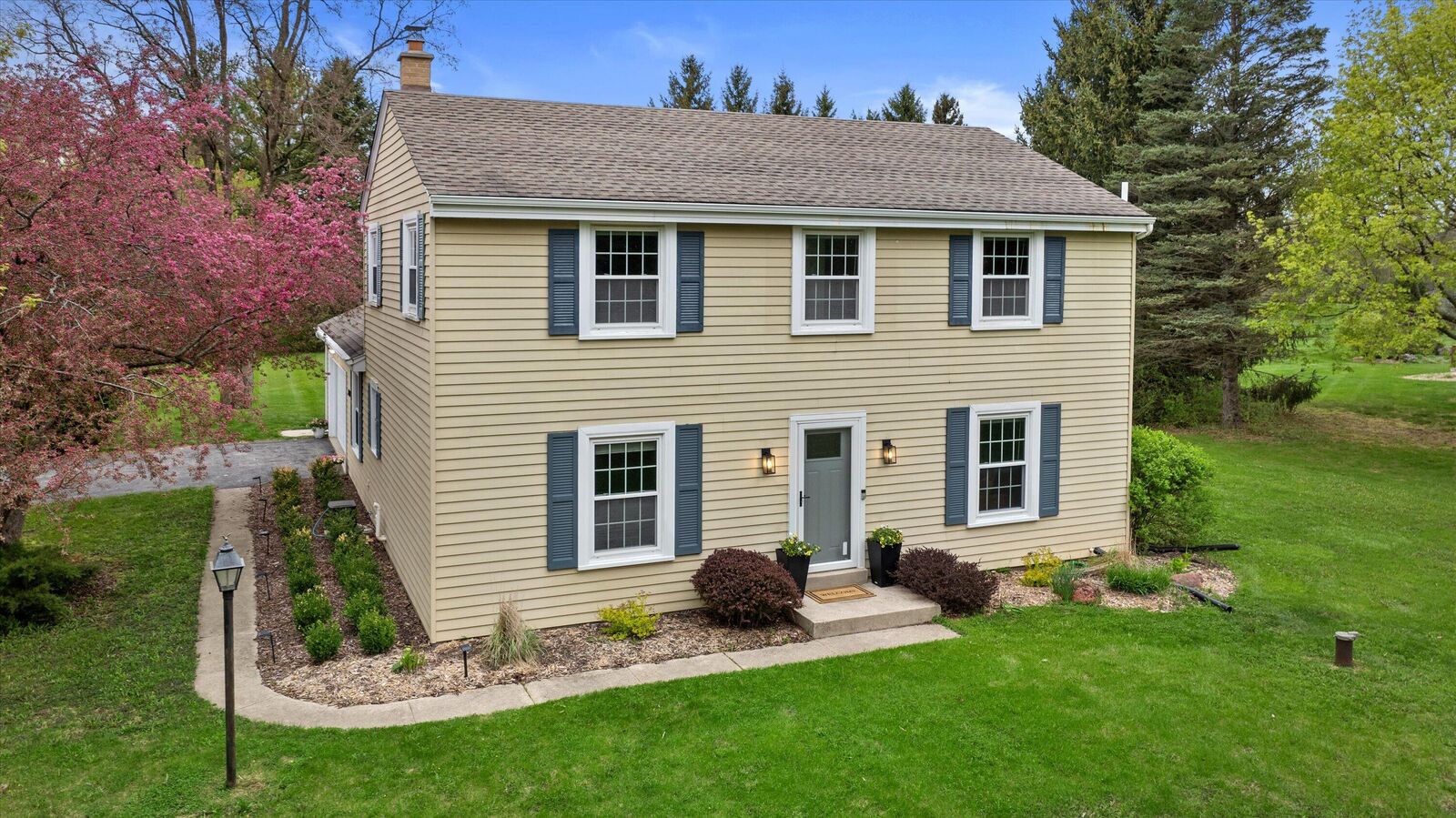 Property Photo:  10606 Robinwood Ct  WI 53012 
