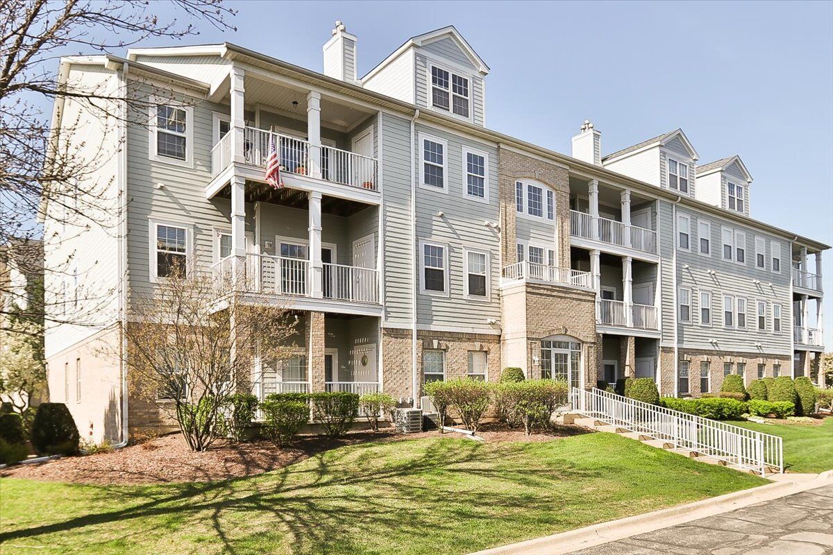 Property Photo:  1299 W Lake Street 306  IL 60101 