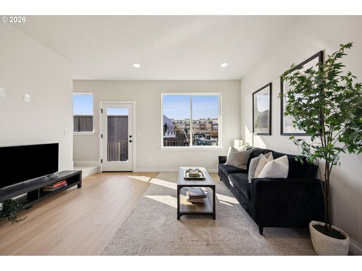 Property Photo: 1724 SE Sherrett St OR 97202