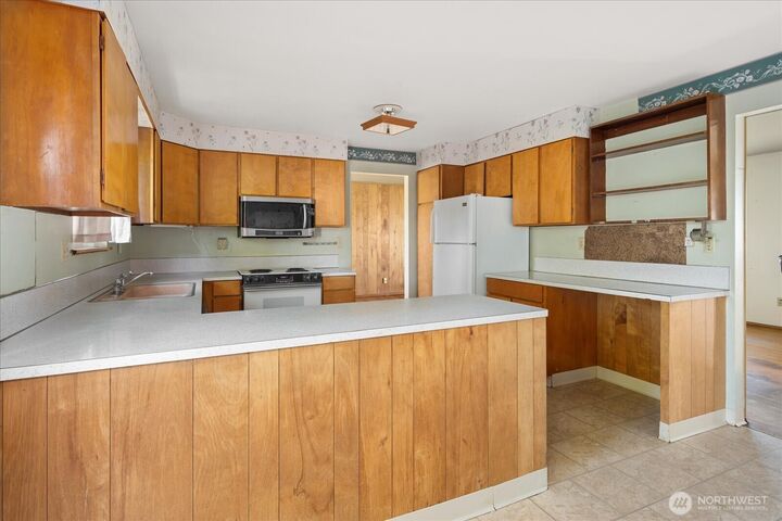 Property Photo:  1215 S 234th Place  WA 98198 