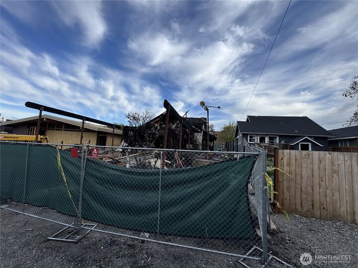 Property Photo:  418 E Woodin Avenue  WA 98816 