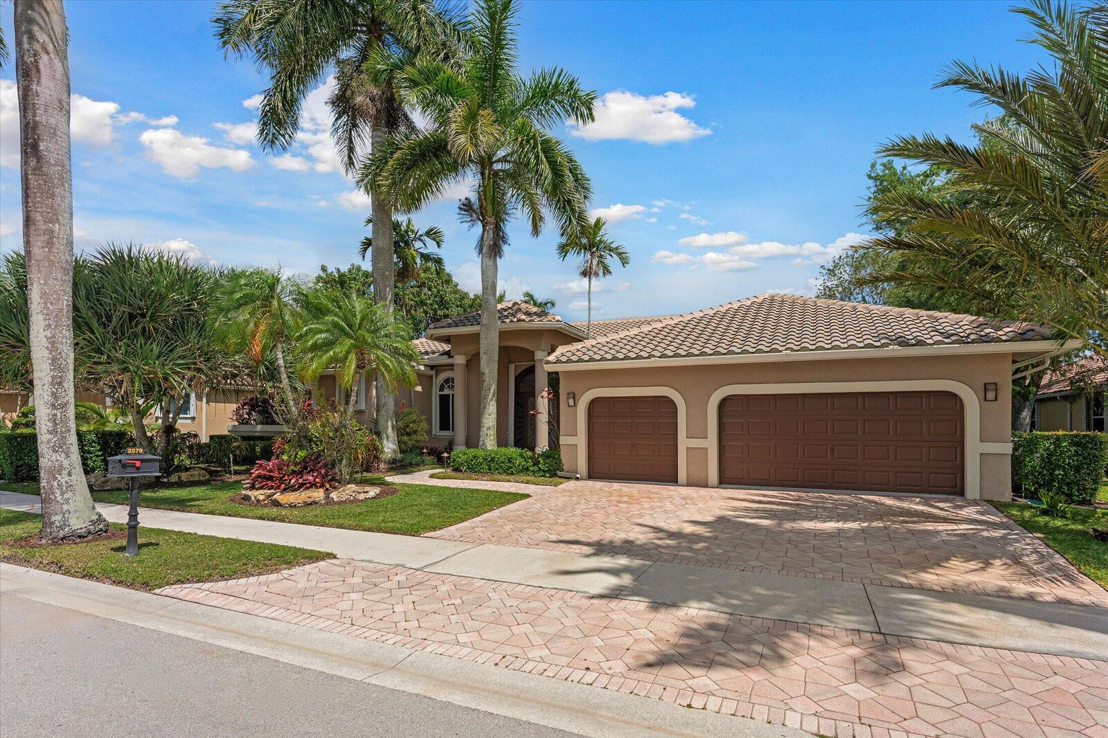 Property Photo:  2579 Mayfair Lane  FL 33327 