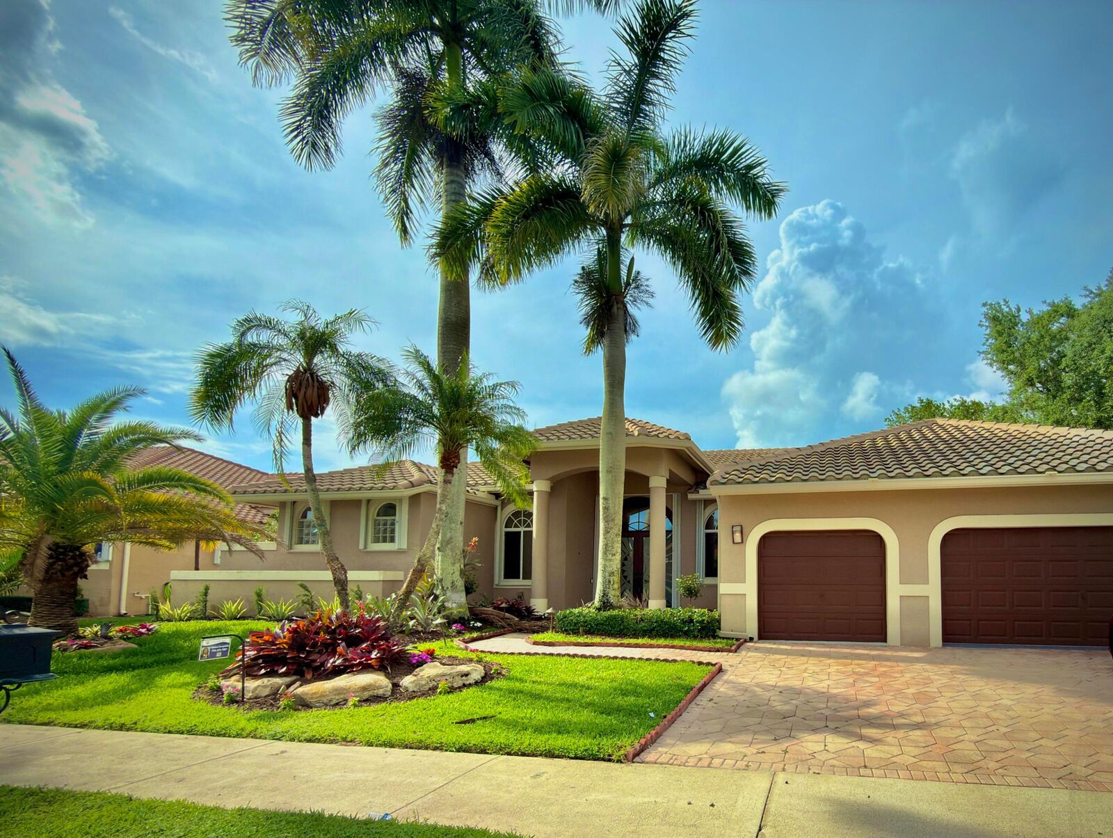 Property Photo:  2579 Mayfair Lane  FL 33327 