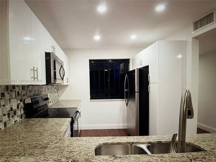 Property Photo:  201 Lakeview Drive 204  FL 33326 