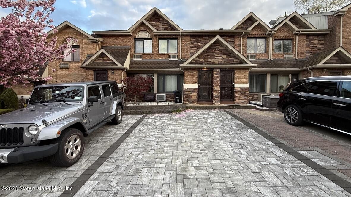 Property Photo:  94 North Drive  NY 10305 