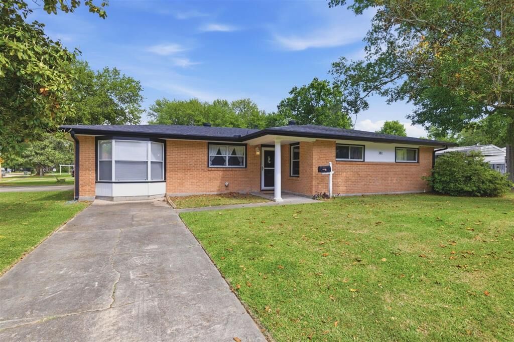 Property Photo:  381 Washington Street  LA 70605 