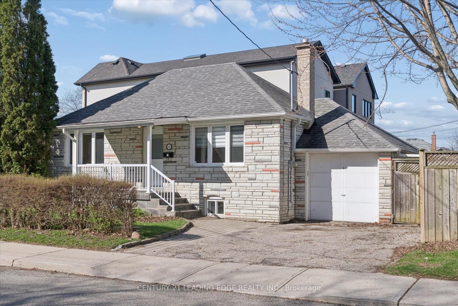 Photo de la propriété:  490 Arlington Avenue  ON M6C 3A2 