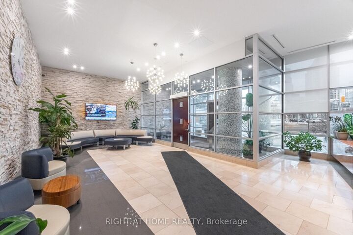 Property Photo:  3939 Duke Of York Boulevard 1909  ON L5B 4N2 