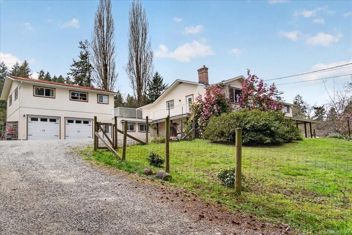 Property Photo: 1035 Briarwood Cres BC V8H 1A5