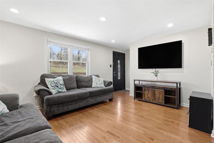 Property Photo:  181 Foxwood Rd  PA 15108 