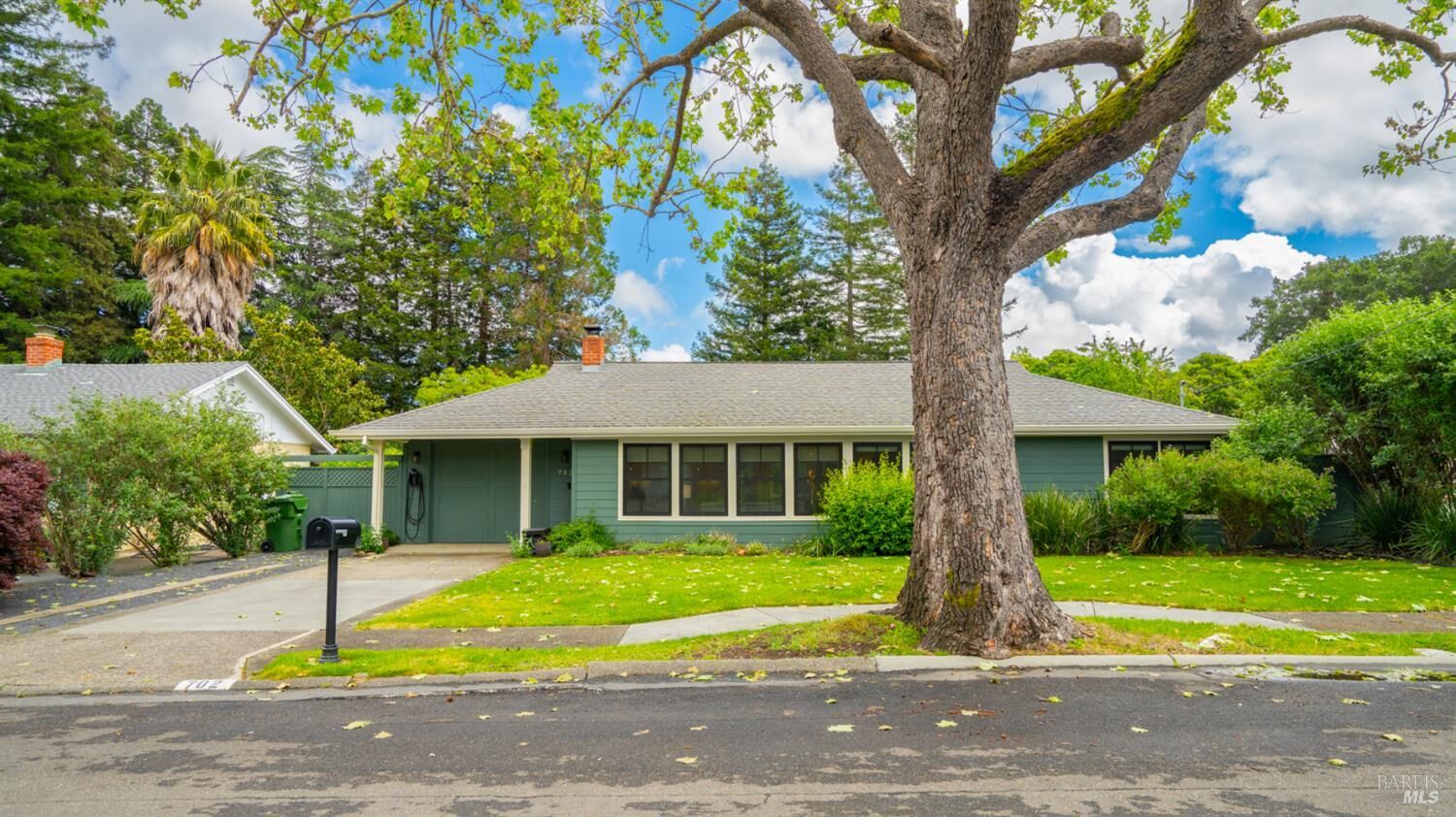 Property Photo:  702 Del Mar Avenue  CA 94947 
