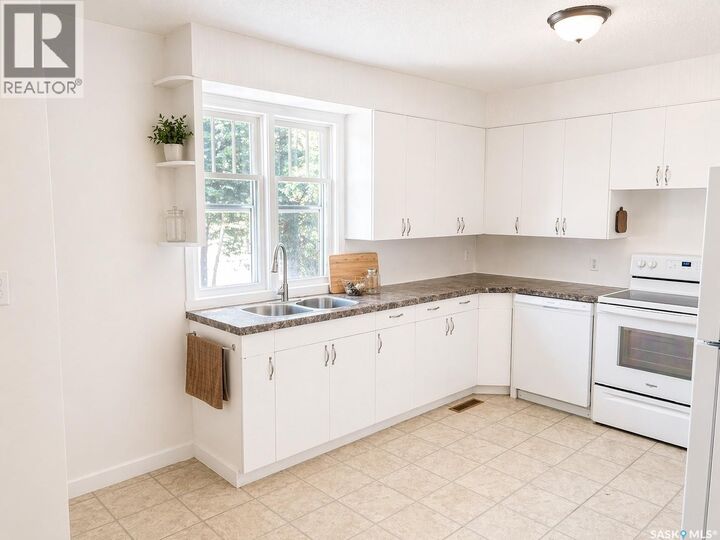 Property Photo:  322 1st Avenue E  SK S0J 0J0 