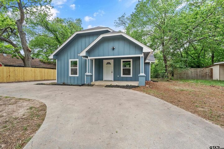 Property Photo:  702 S Walnut  TX 75494 