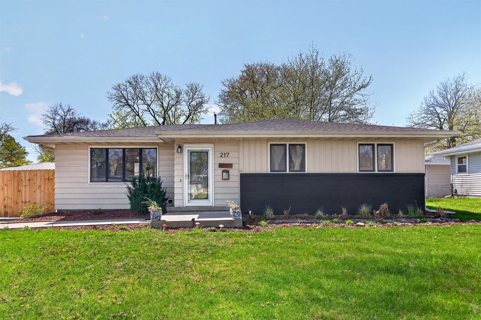 Property Photo:  217 SE 8th Street  IA 50021 