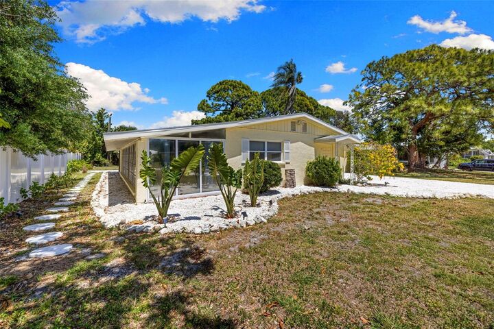 Property Photo:  6916 Alderwood Drive  FL 34243 