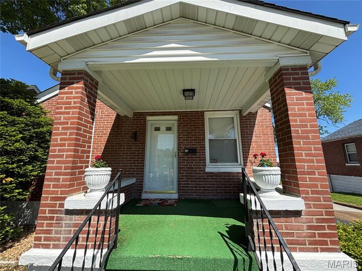 Property Photo:  323 Carthage Avenue  MO 63125 