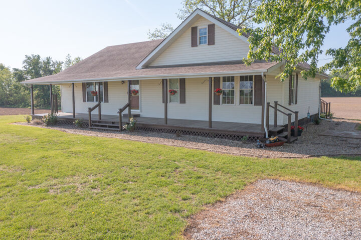 Property Photo:  878 County Road 600 N  IL 62886 