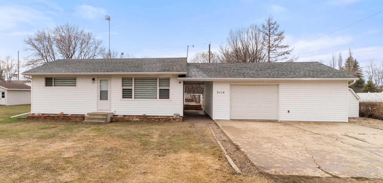 Property Photo:  5114 48 Street  AB T0B 4H0 
