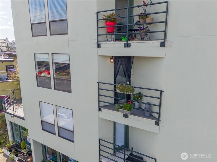 Property Photo:  4000  24th Avenue W 202  WA 98199 