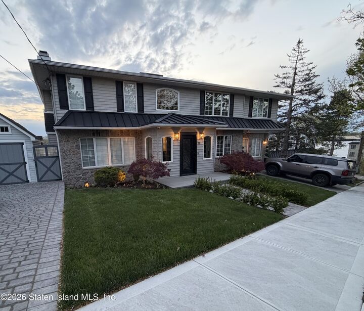 Property Photo:  18 Wards Point Avenue  NY 10307 
