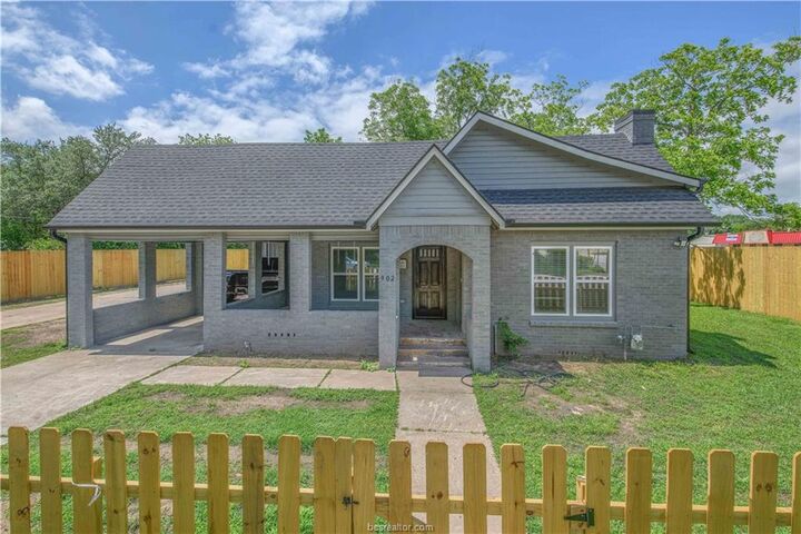 Property Photo:  902 Post Oak Street  TX 77859 