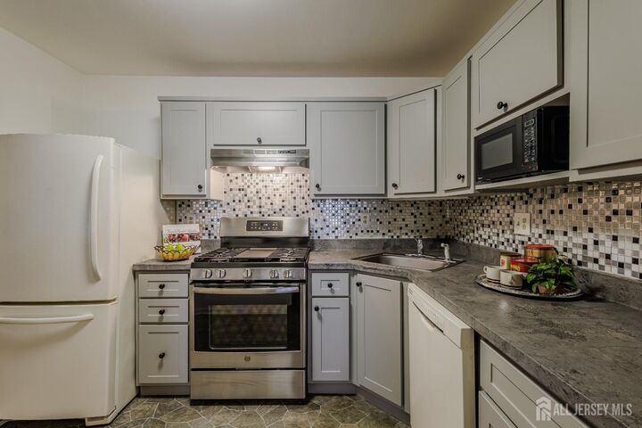 Property Photo:  2101 Candlelight Court  NJ 08828 