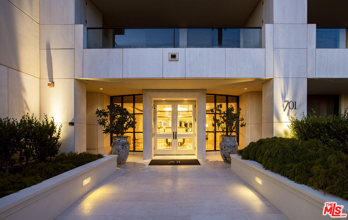 Property Photo:  701 Ocean Ave  CA 90402 