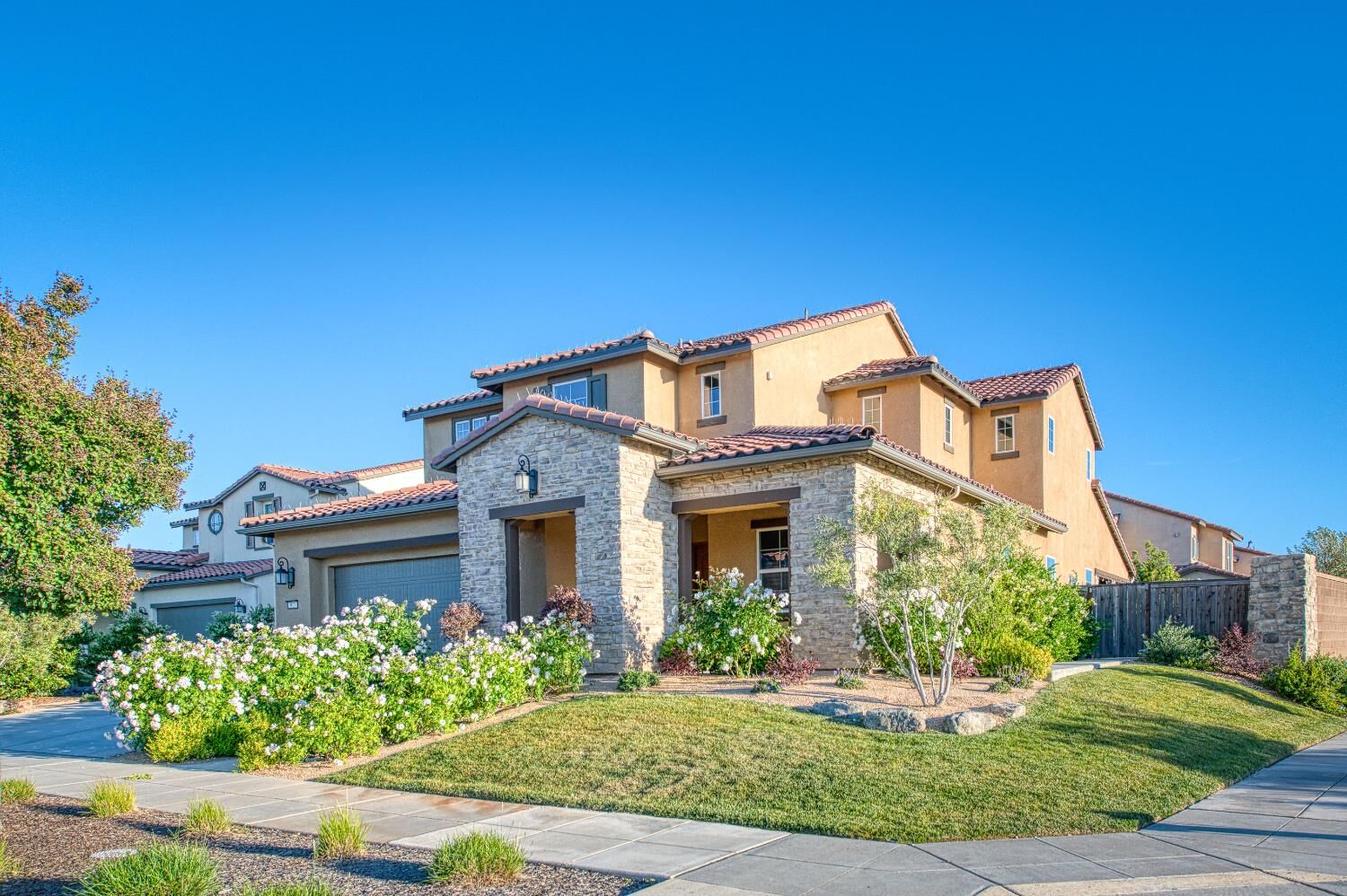 Property Photo: 912 Vineyard Court CA 93636