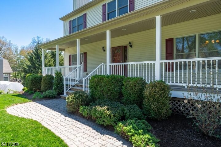 Property Photo:  4 Kindred Ct  NJ 07920 