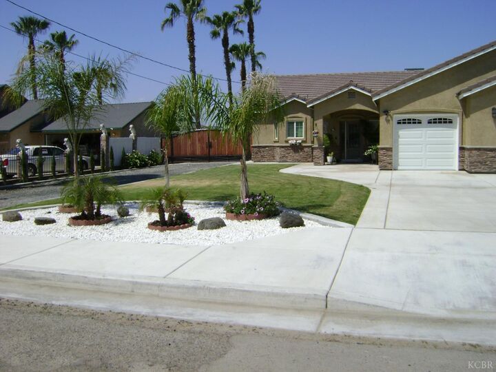 Property Photo: 504 Benrus Avenue CA 93212
